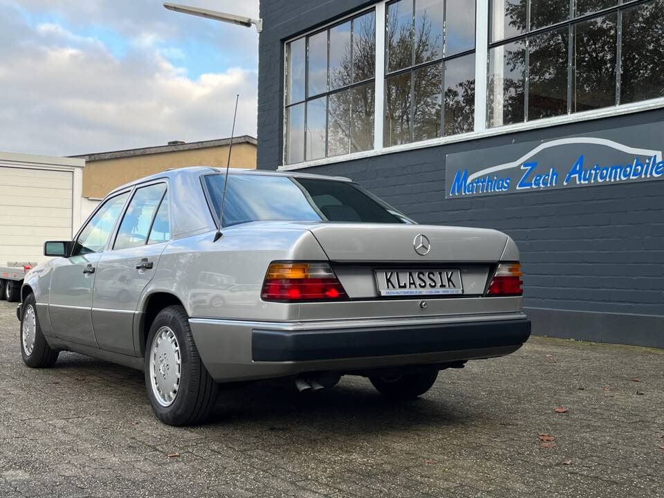 Image 9/24 de Mercedes-Benz 260 E (1990)