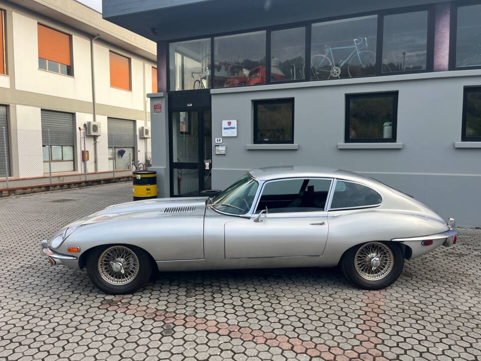 Image 2/18 of Jaguar E-Type (2+2) (1968)