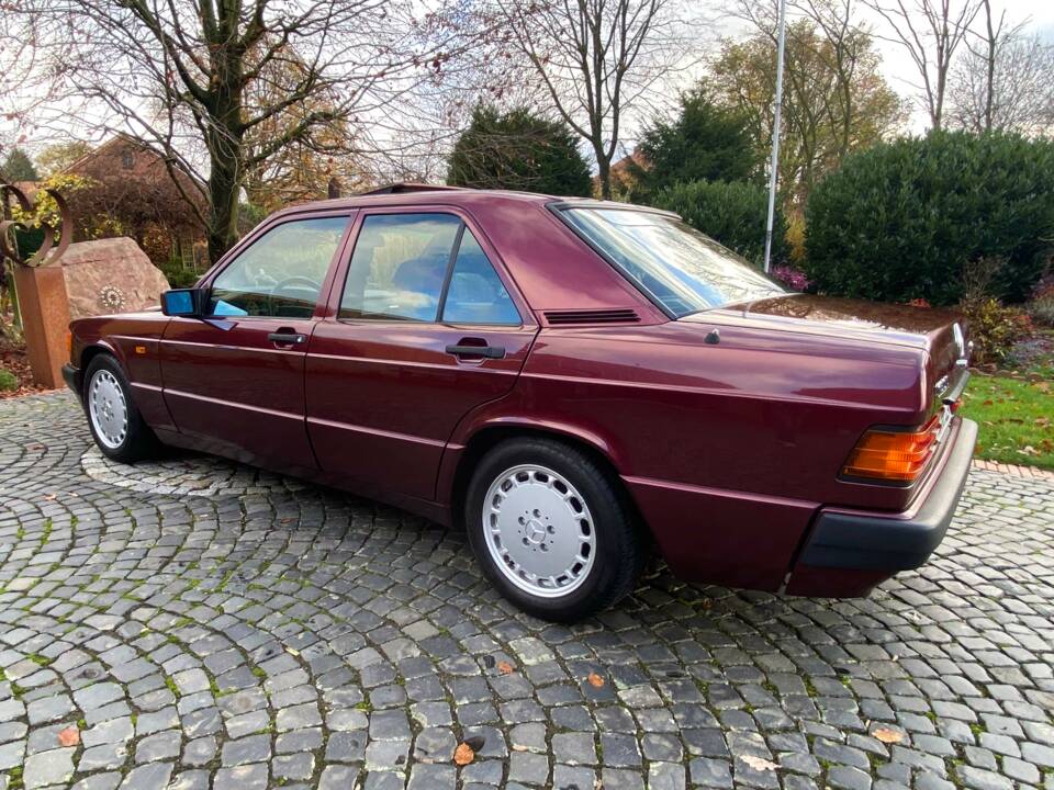Image 6/27 of Mercedes-Benz 190 E 1.8 Avantgarde &quot;Rosso&quot; (1993)