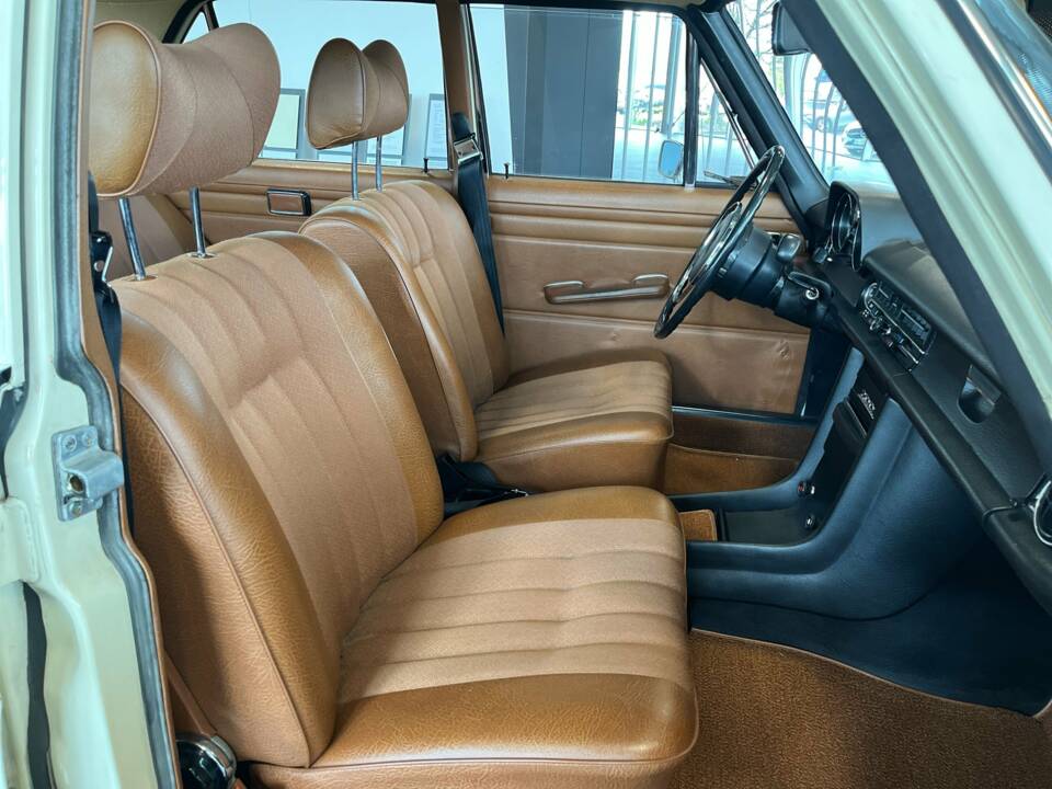 Image 15/21 of Mercedes-Benz 200 (1972)