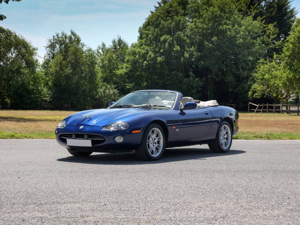 Image 14/36 of Jaguar XK8 4.0 (2001)