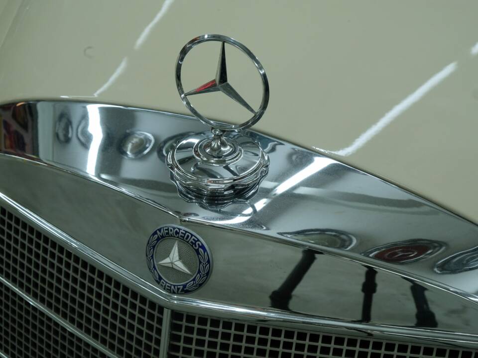 Image 46/50 of Mercedes-Benz 300 SE (1966)