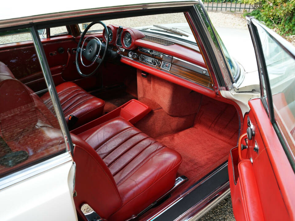 Immagine 6/50 di Mercedes-Benz 280 SE 3,5 (1970)