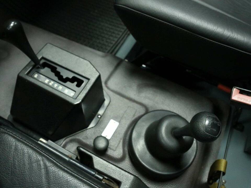 Immagine 21/50 di Mercedes-Benz 230 GE (SWB) (1993)