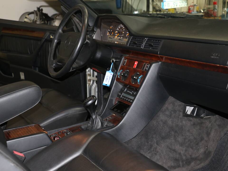 Immagine 22/43 di Mercedes-Benz E 200 (1994)