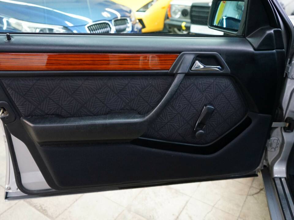 Image 27/36 de Mercedes-Benz E 220 T (1993)
