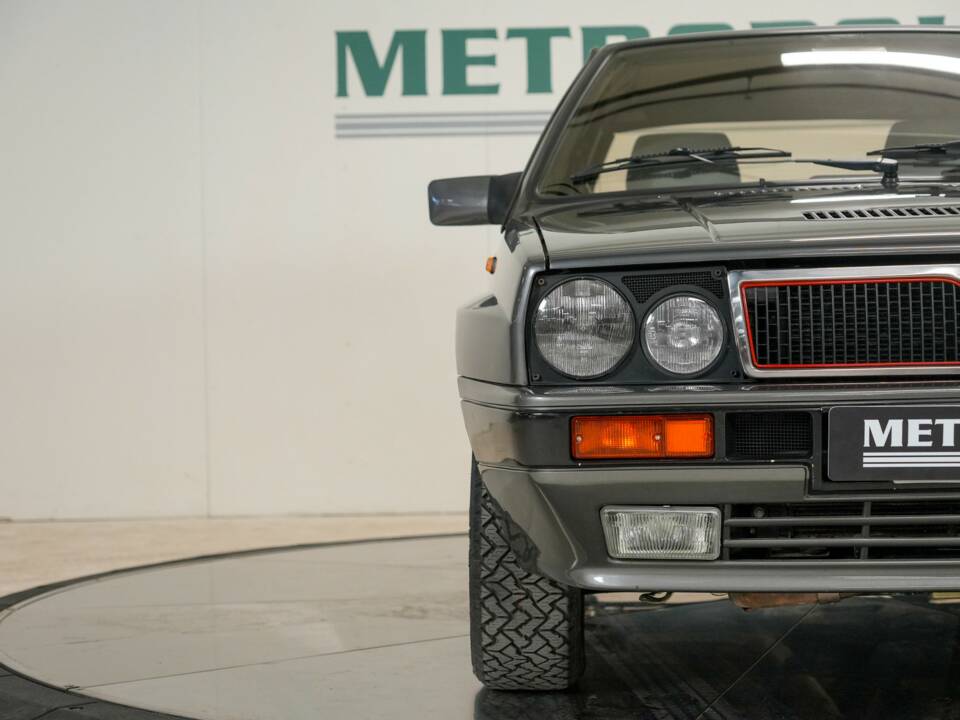 Image 16/46 of Lancia Delta HF Integrale (1988)