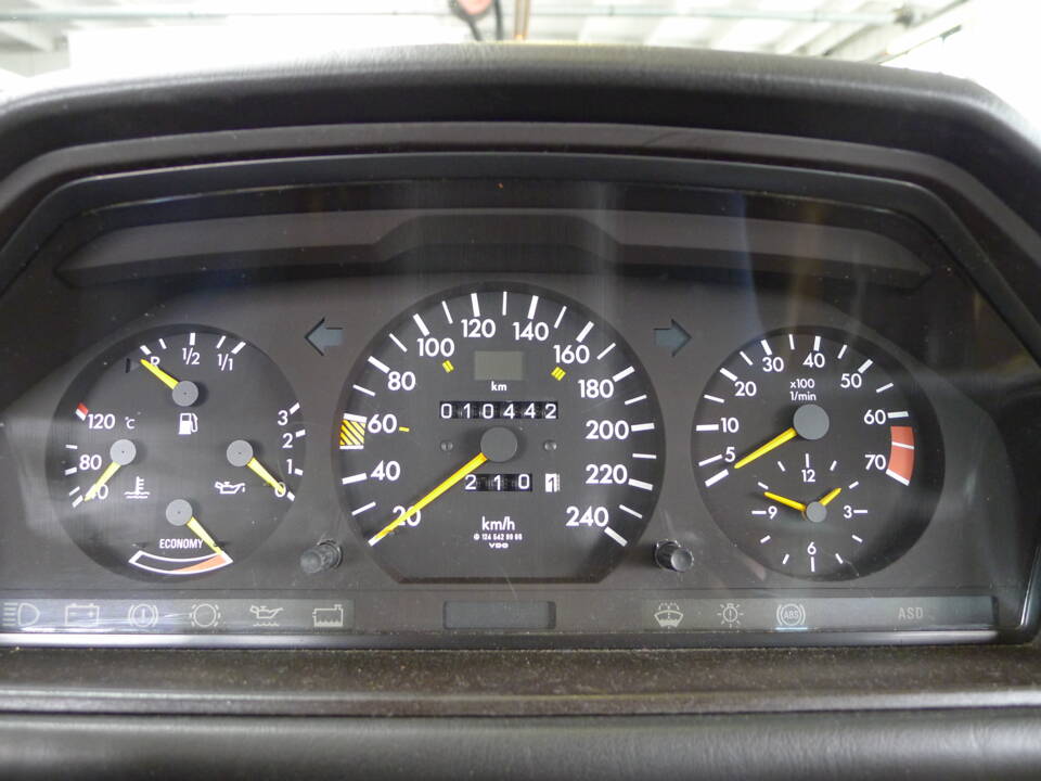 Image 17/33 of Mercedes-Benz 300 CE (1988)