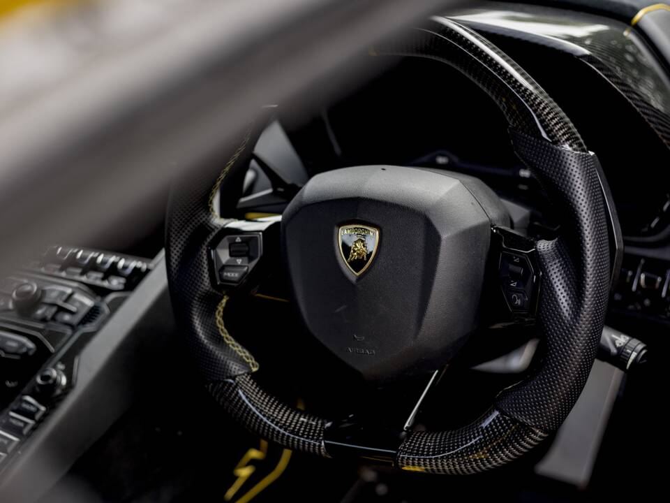 Image 14/21 of Lamborghini Aventador LP 750-4 SV (2016)