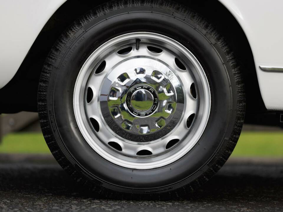 Image 33/50 of Alfa Romeo 2600 Spider (1964)