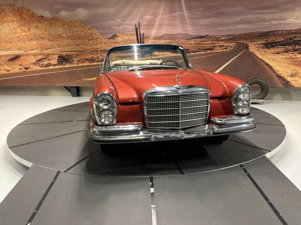 Image 19/49 de Mercedes-Benz 280 SE 3,5 (1971)