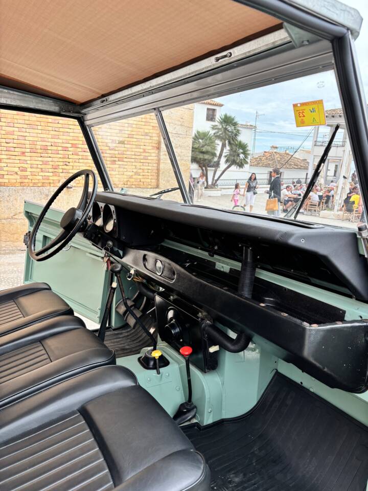 Image 14/46 of Land Rover 88 (1979)