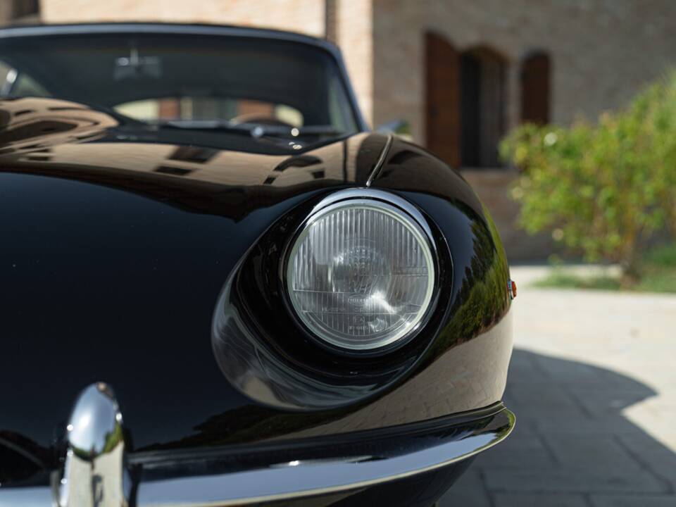 Image 13/50 de Jaguar E-Type (1968)