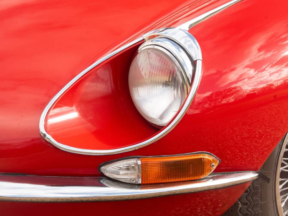 Image 31/50 de Jaguar E-Type (1967)