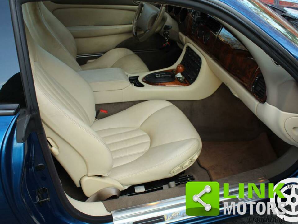 Image 10/16 of Jaguar XK8 4.0 (1997)