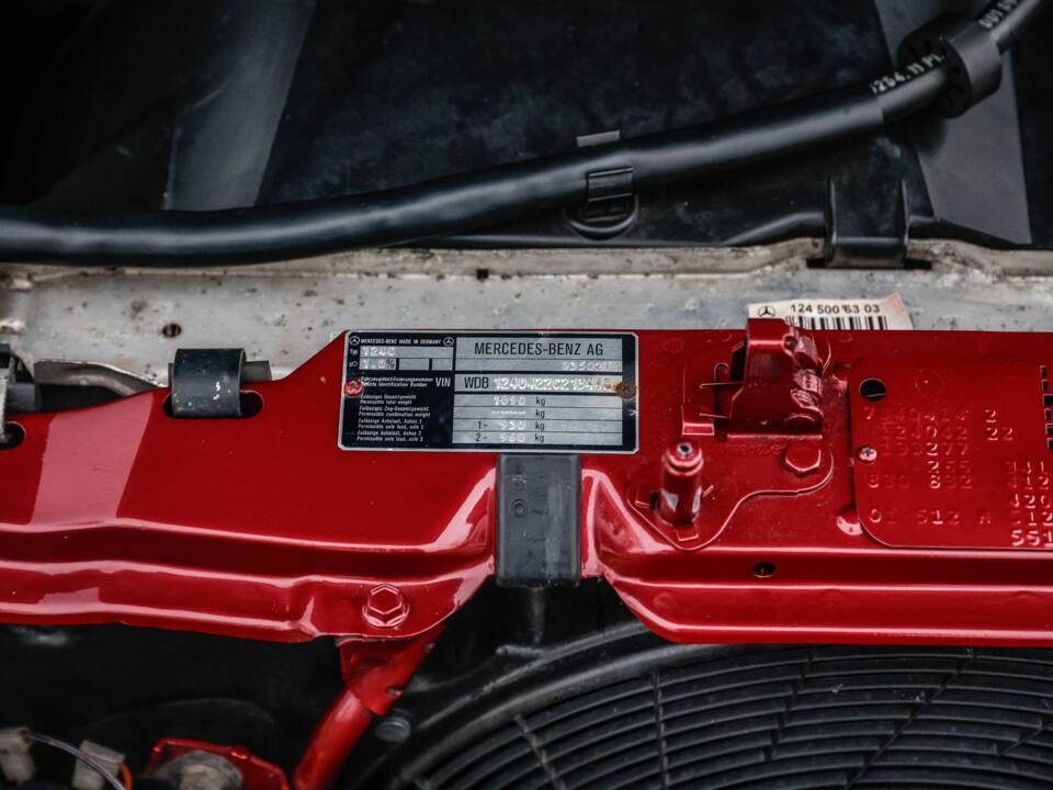 Immagine 41/47 di Mercedes-Benz E 220 (1995)