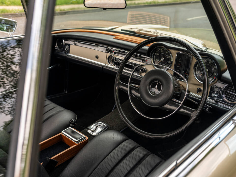 Image 13/21 of Mercedes-Benz 250 SL (1967)