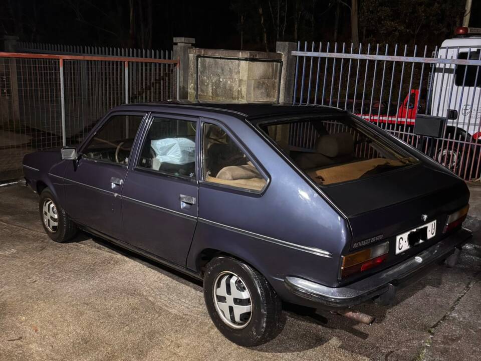Image 3/4 of Renault R 20 Diesel (1982)