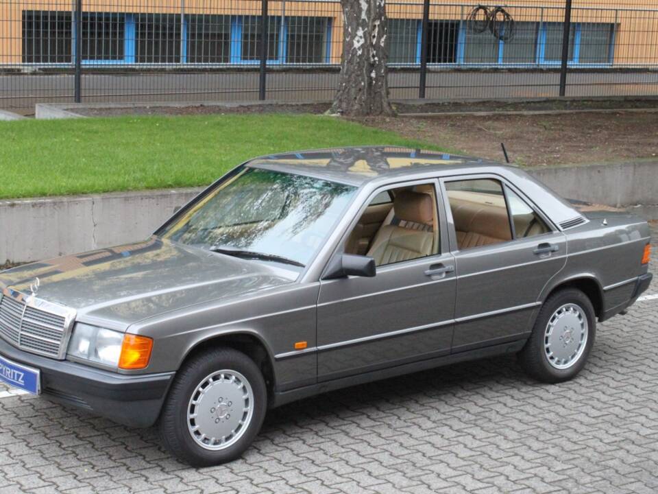 Image 2/27 of Mercedes-Benz 190 E (1987)