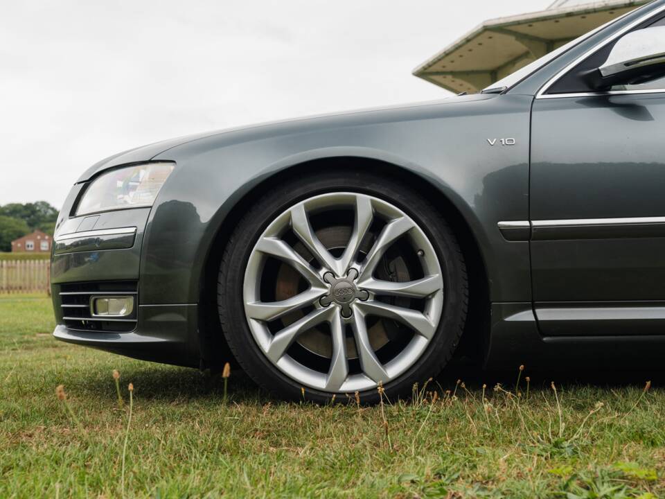 Bild 8/24 von Audi S8 V10 (2009)