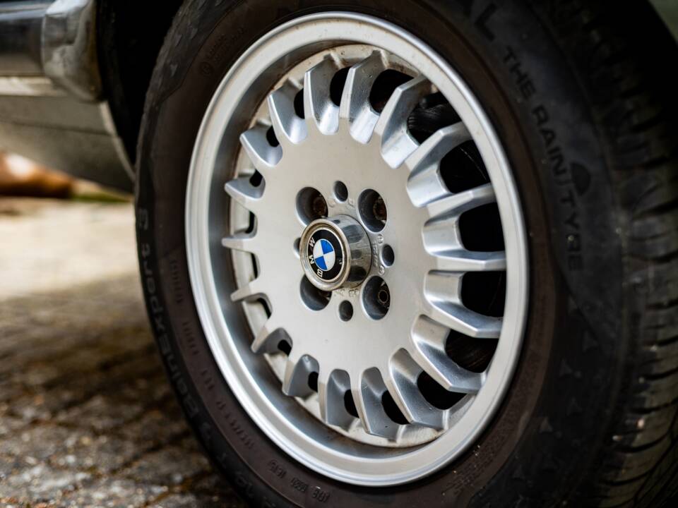 Bild 30/47 von BMW 320i (1990)