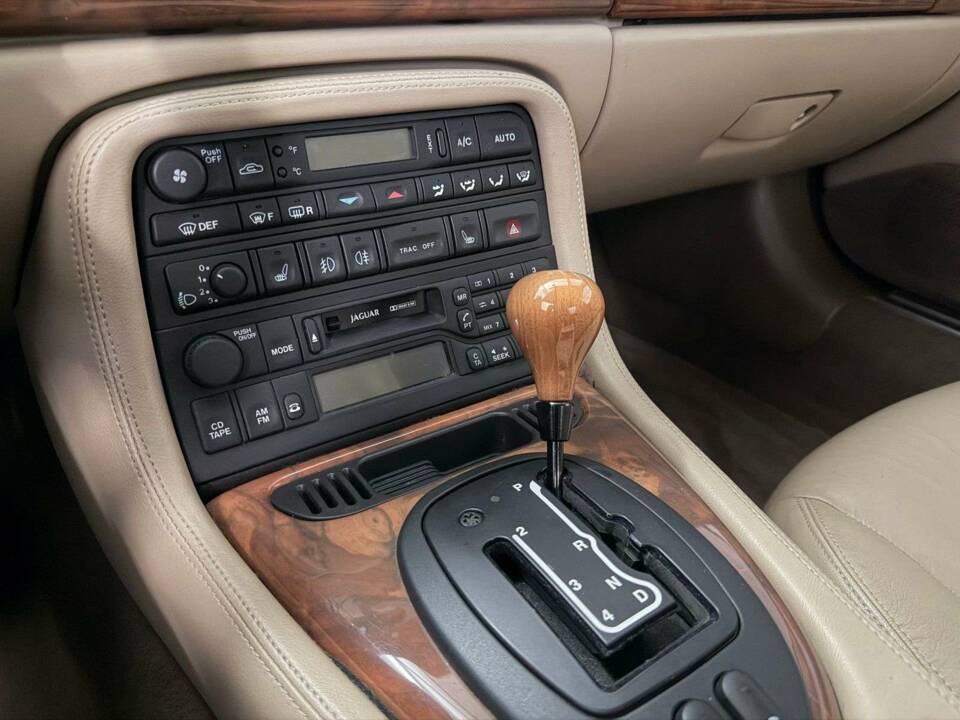 Image 8/26 of Jaguar XKR (2000)