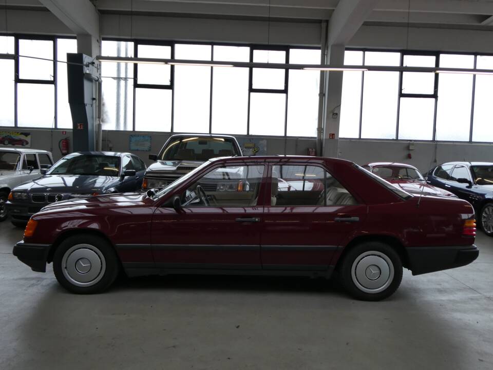 Image 26/42 de Mercedes-Benz 200 D (1987)