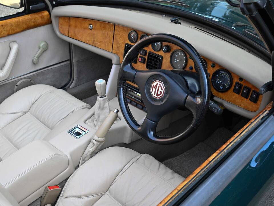 Bild 4/50 von MG RV8 (1995)