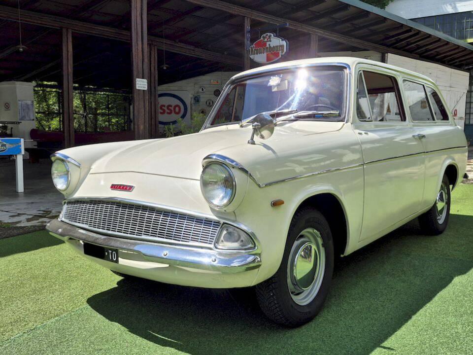 Image 6/63 of Ford Anglia (1965)