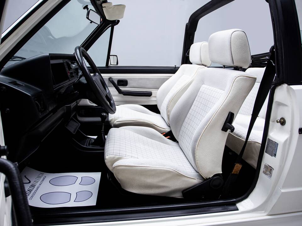 Image 17/37 of Volkswagen Golf Mk I Convertible 1.8 (1990)