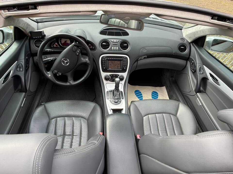 Image 25/29 of Mercedes-Benz SL 55 AMG (2004)