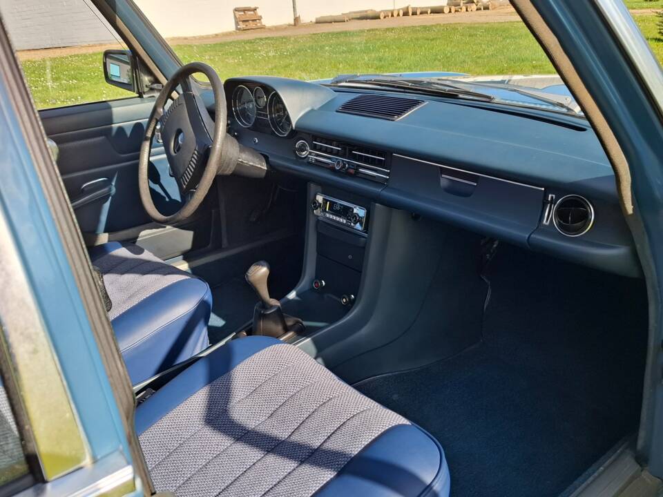 Image 11/13 of Mercedes-Benz 230&#x2F;4 (1974)
