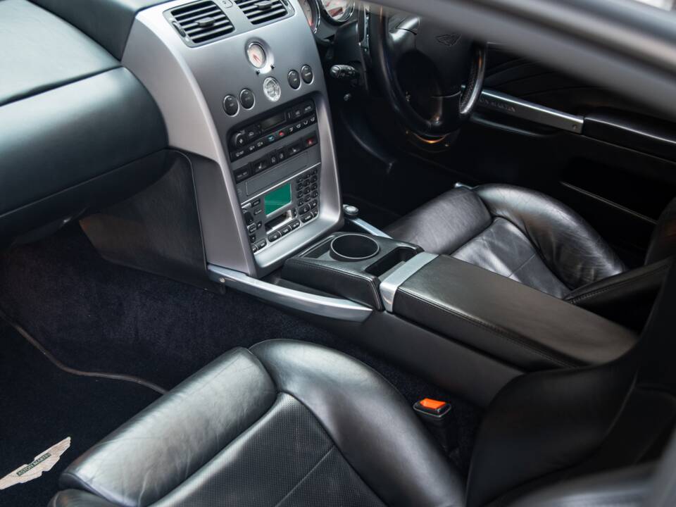 Image 17/50 de Aston Martin V12 Vanquish (2004)