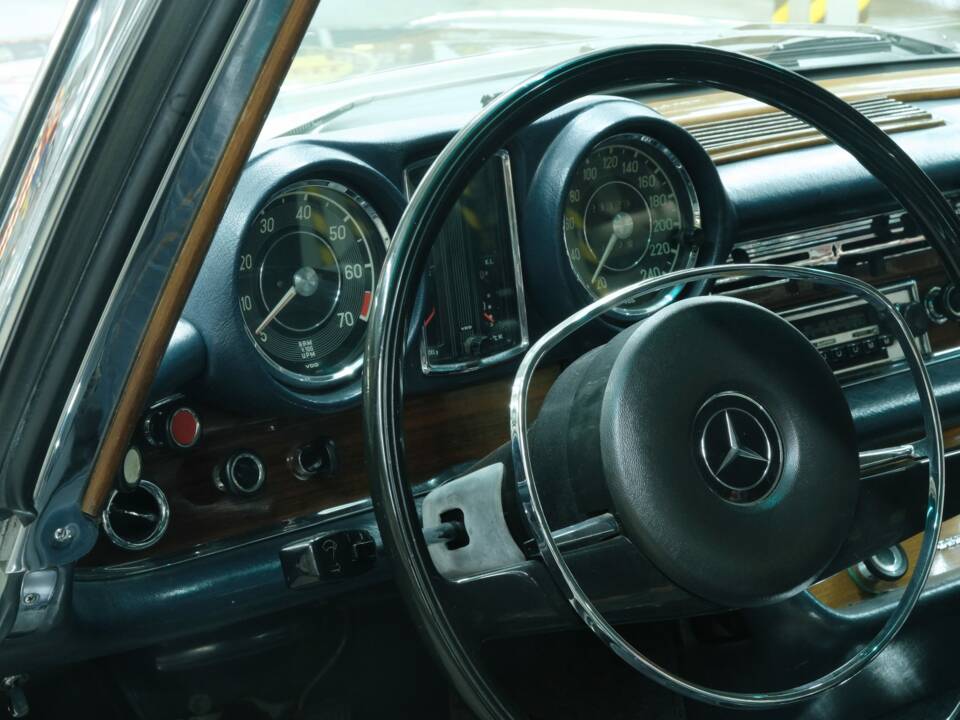 Image 24/50 of Mercedes-Benz 280 SE 3,5 (1970)