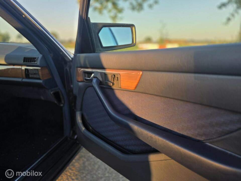 Image 25/50 de Mercedes-Benz 300 SE (1989)