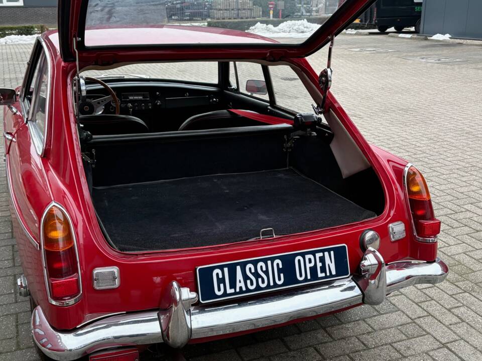 Image 13/23 of MG MGB GT (1968)