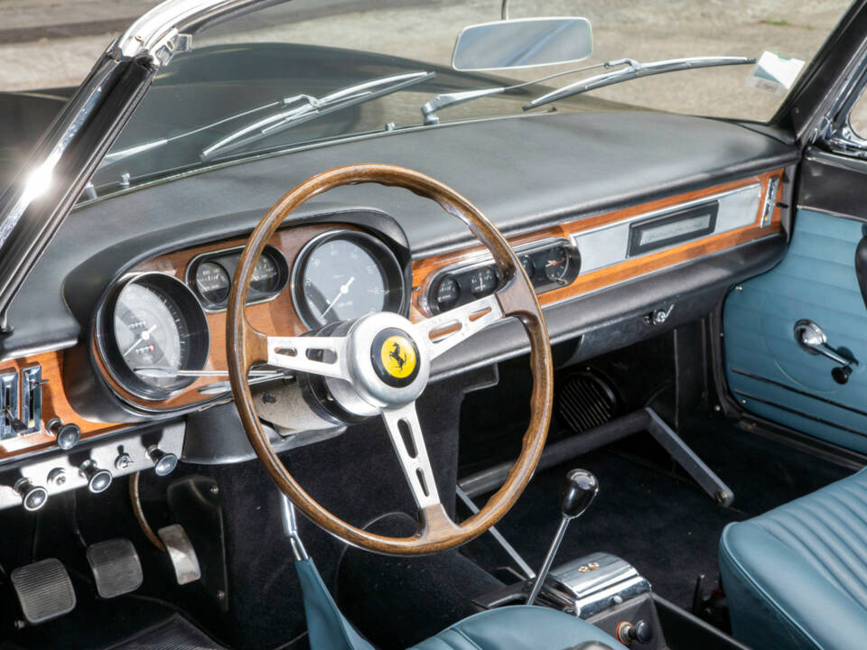 Image 22/46 de Ferrari 275 GTS (1965)