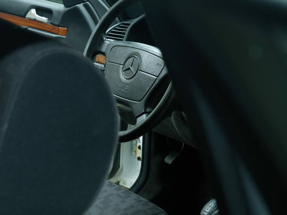 Bild 26/50 von Mercedes-Benz 300 SE (1992)