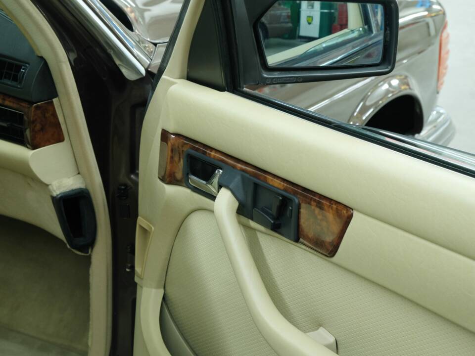 Bild 34/50 von Mercedes-Benz 380 SE (1984)