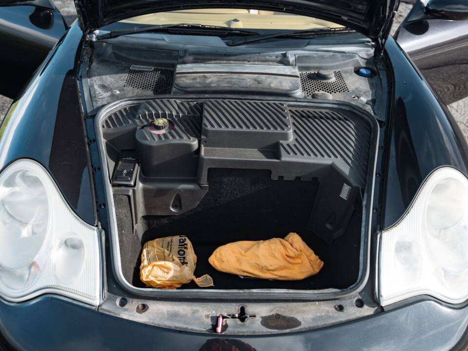 Image 17/50 of Porsche 911 Carrera 4 (2001)