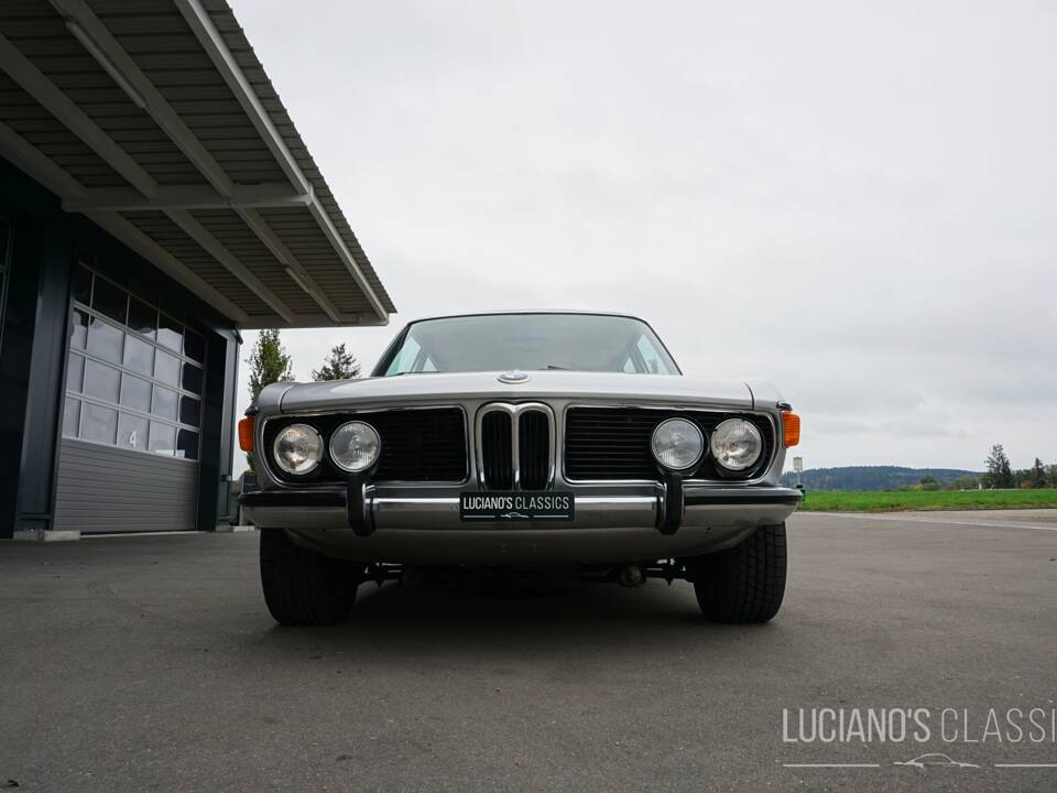 Image 18/76 de BMW 3,3 L (1975)