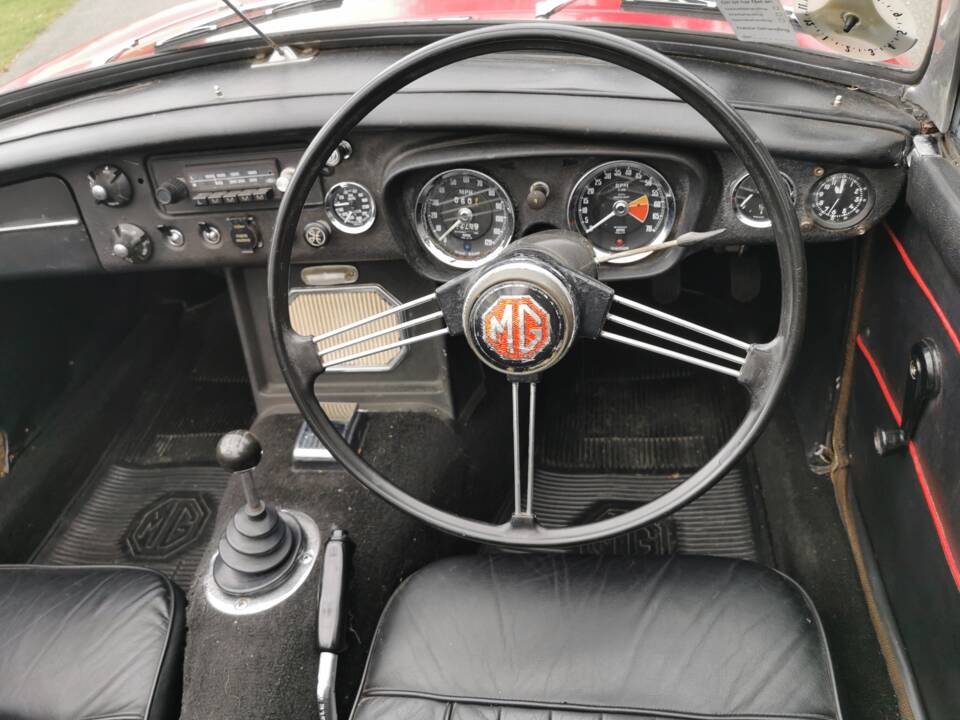 Image 21/58 of MG MGB (1968)