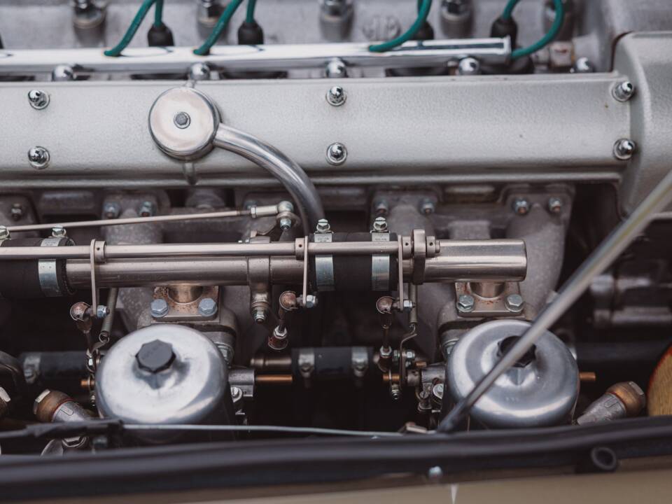 Image 41/99 of Aston Martin DB 6 Volante (1968)