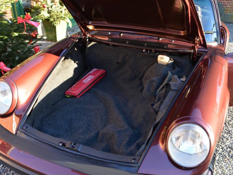 Bild 9/13 von Porsche 911 Carrera 3.2 (1984)