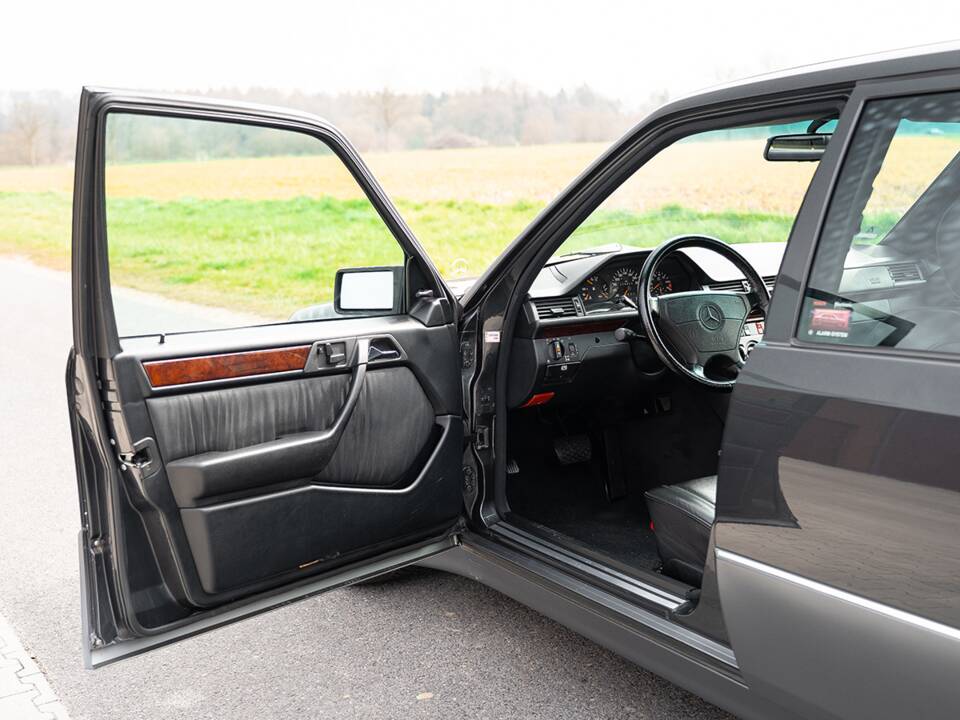 Bild 21/61 von Mercedes-Benz 500 E (1992)