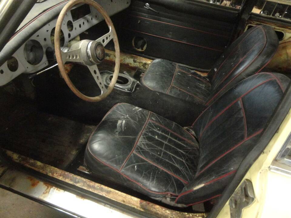 Image 30/34 of MG MGB GT (1970)