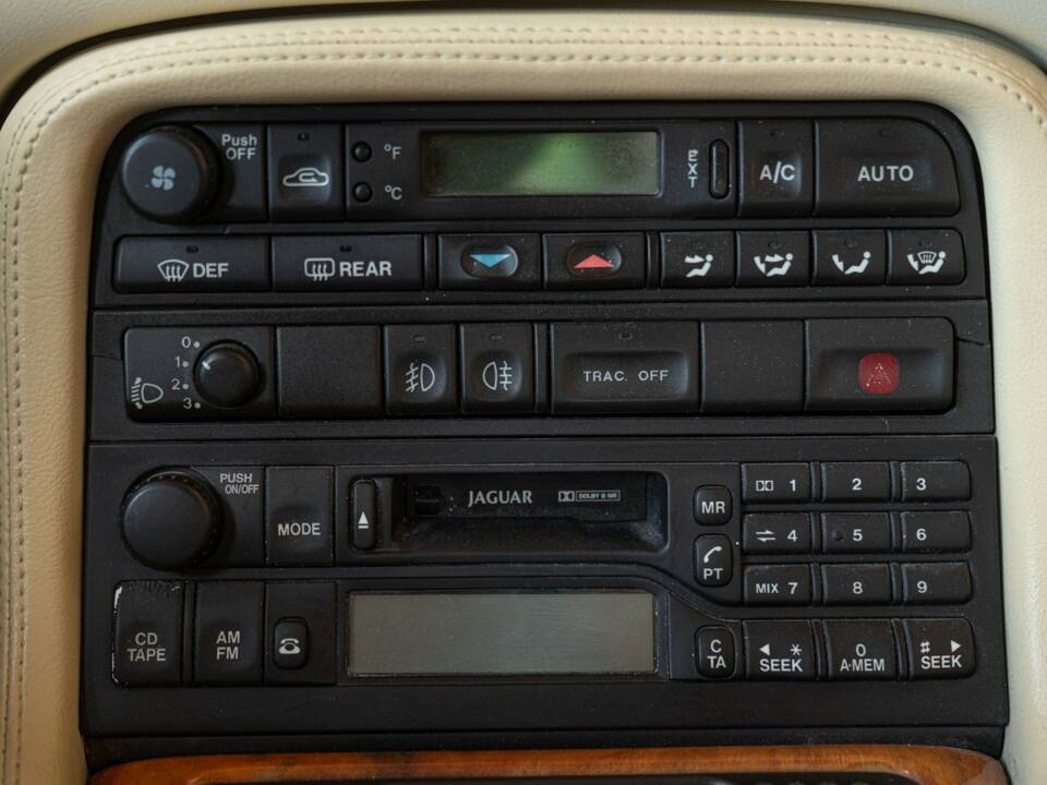 Immagine 36/50 di Jaguar XKR (2000)