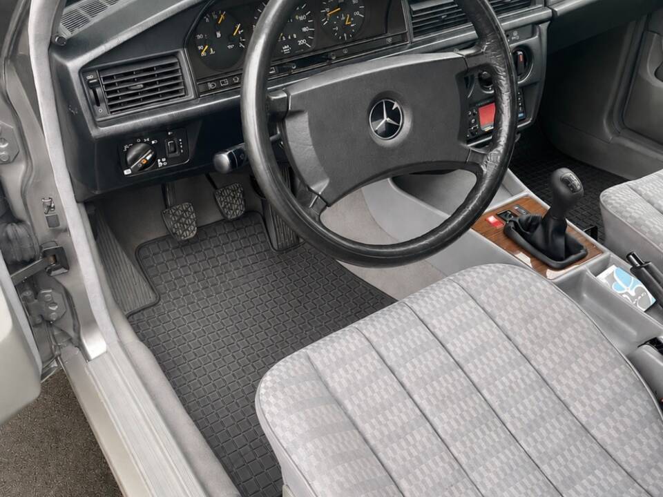 Image 8/12 of Mercedes-Benz 190 D 2.5 (1990)