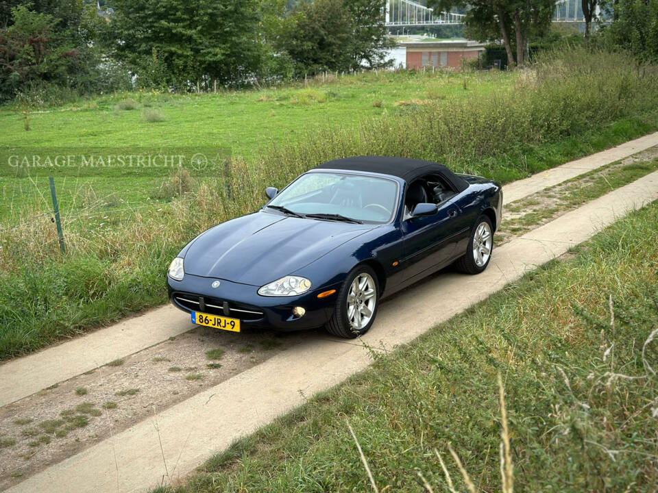 Image 24/100 of Jaguar XK8 4.0 (2000)