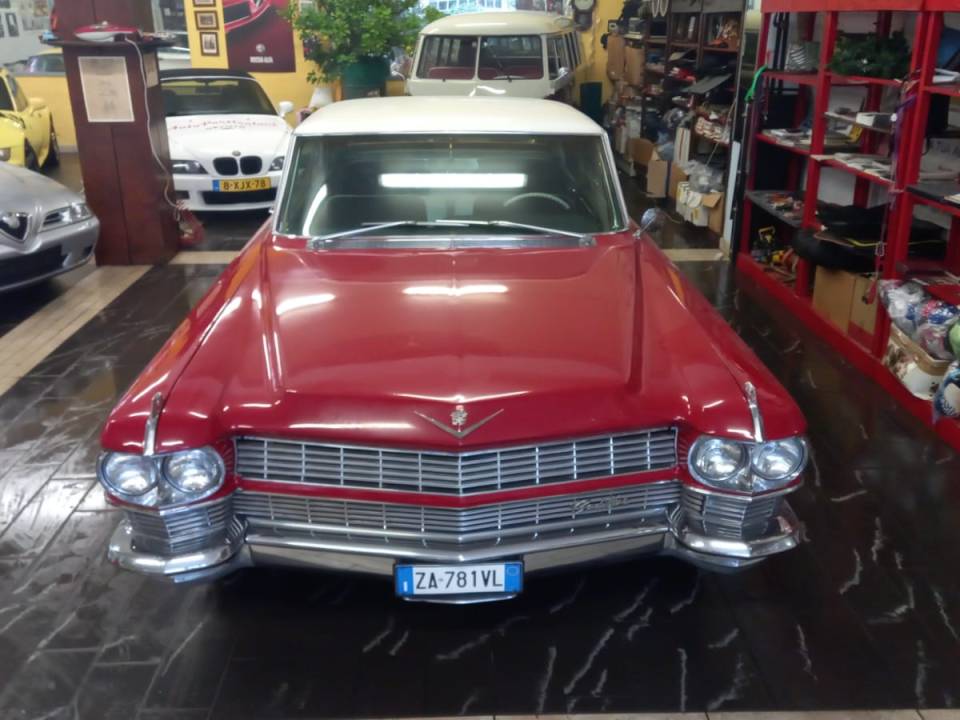 Image 23/35 of Cadillac Coupe DeVille (1964)